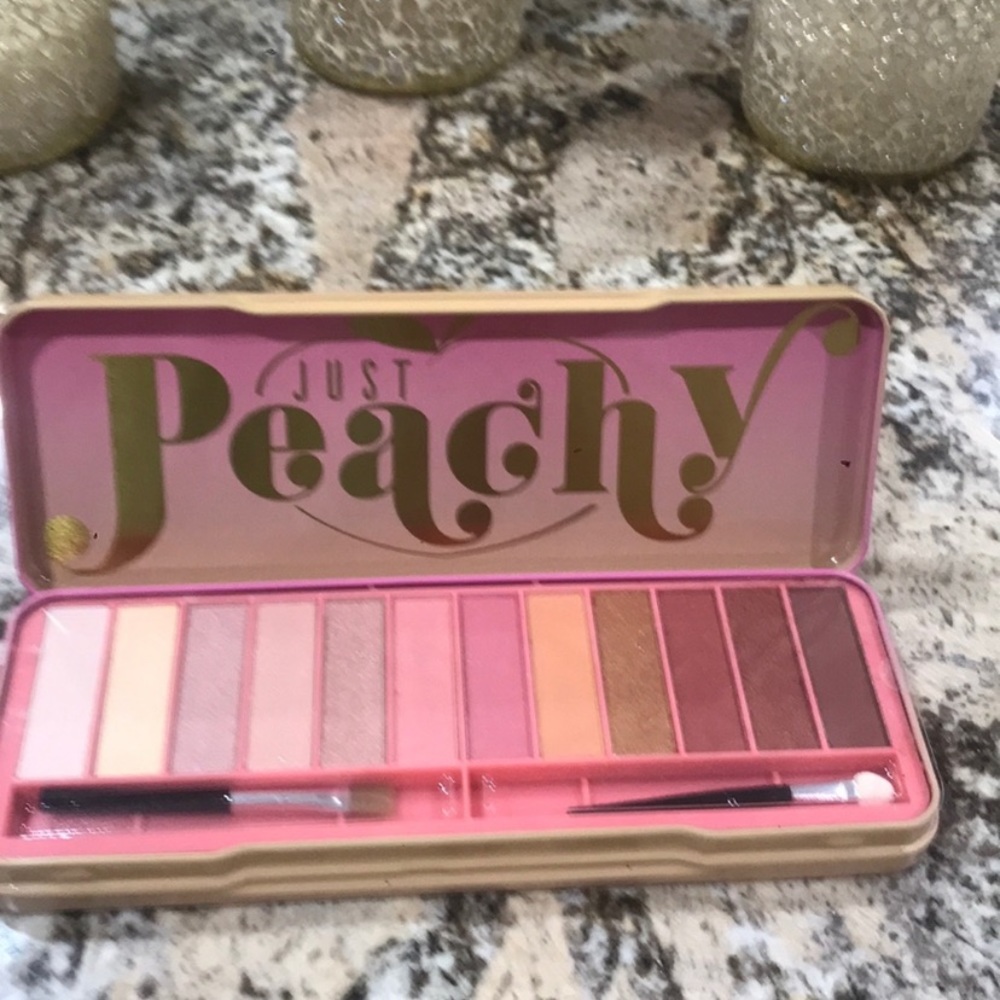 Just peachy woman,s eyeshadow